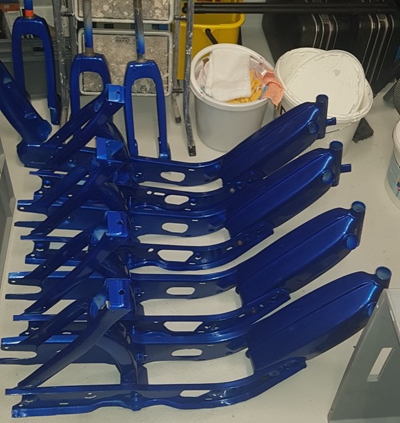 Stapel blau lackierter Schutzbleche