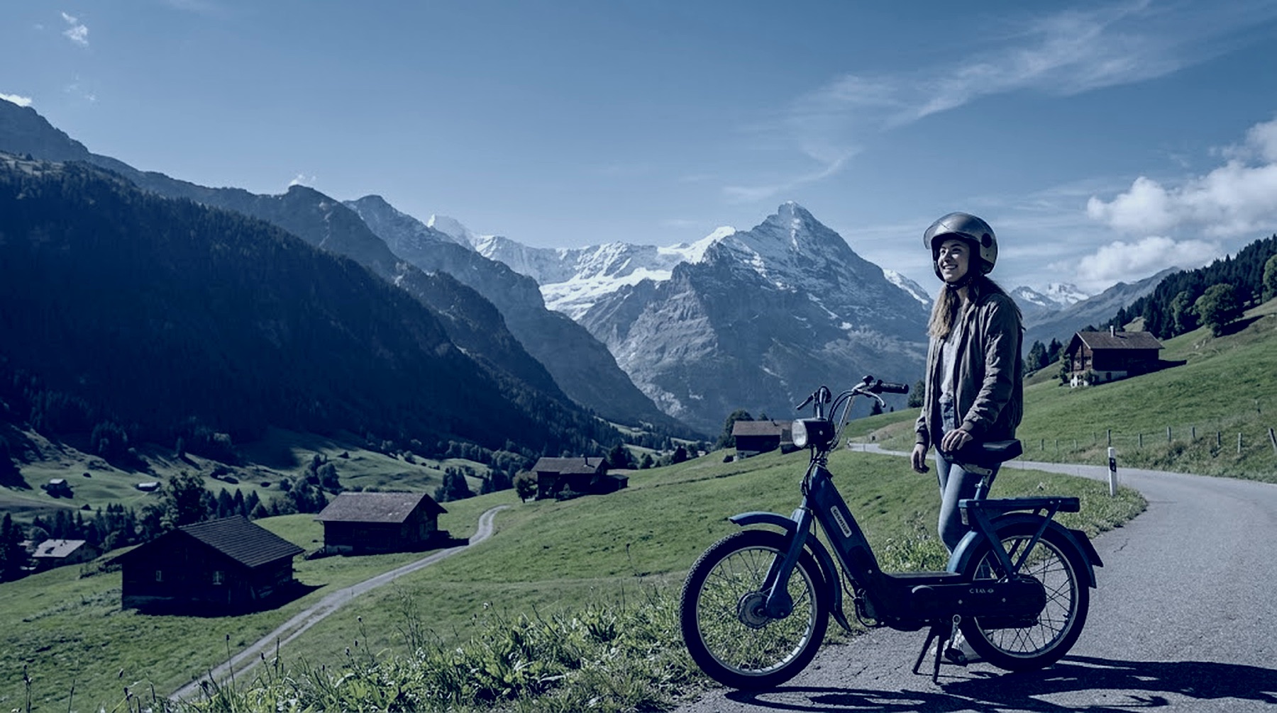 Blauer Piaggio Ciao auf einer Bergstrasse in den Schweizer Alpen