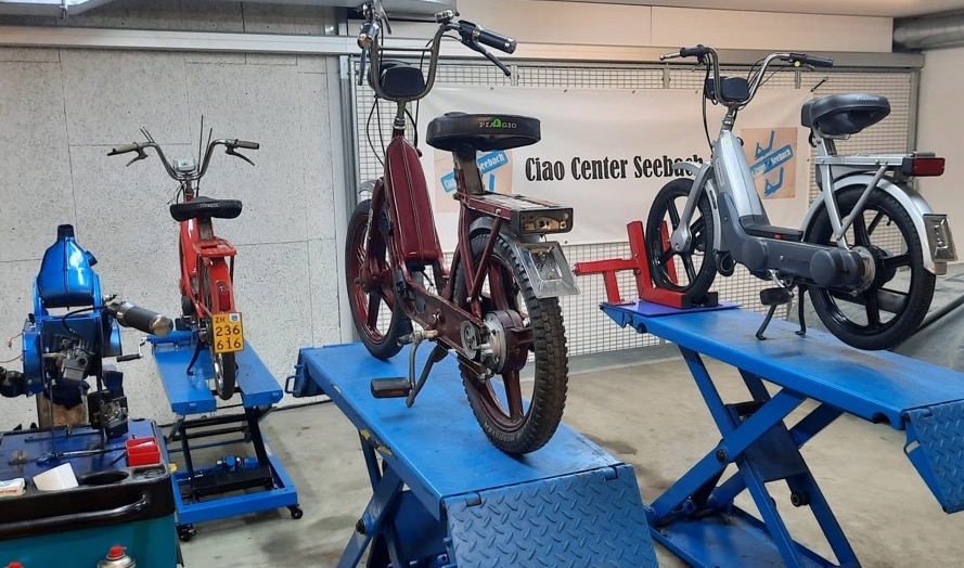 Werkstatt des Ciao Center Seebach mit zwei Töffli auf den Hebebühnen